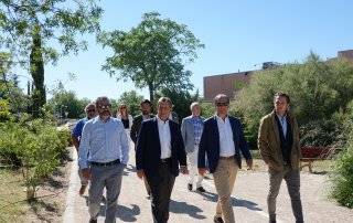 El alcalde, Luis Partida, y el teniente de alcalde, Enrique Serrano, junto al jefe de obra de INESCO, Manuel Blasco, durante la visita.