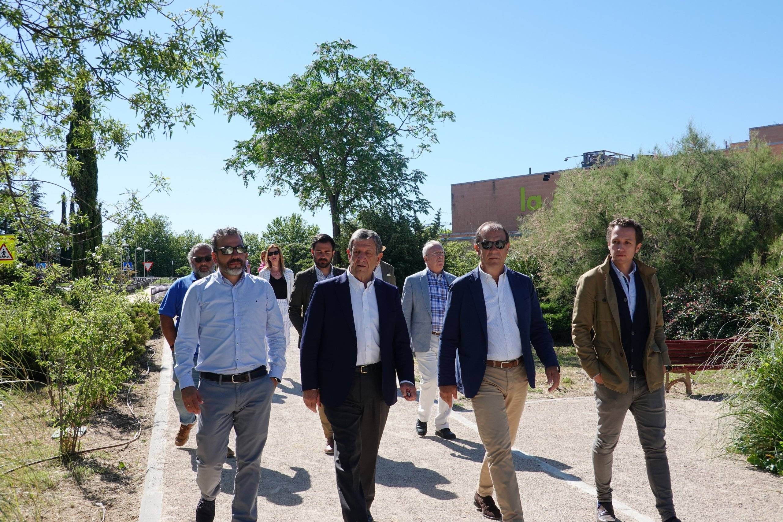 El alcalde, Luis Partida, y el teniente de alcalde, Enrique Serrano, junto al jefe de obra de INESCO, Manuel Blasco, durante la visita.