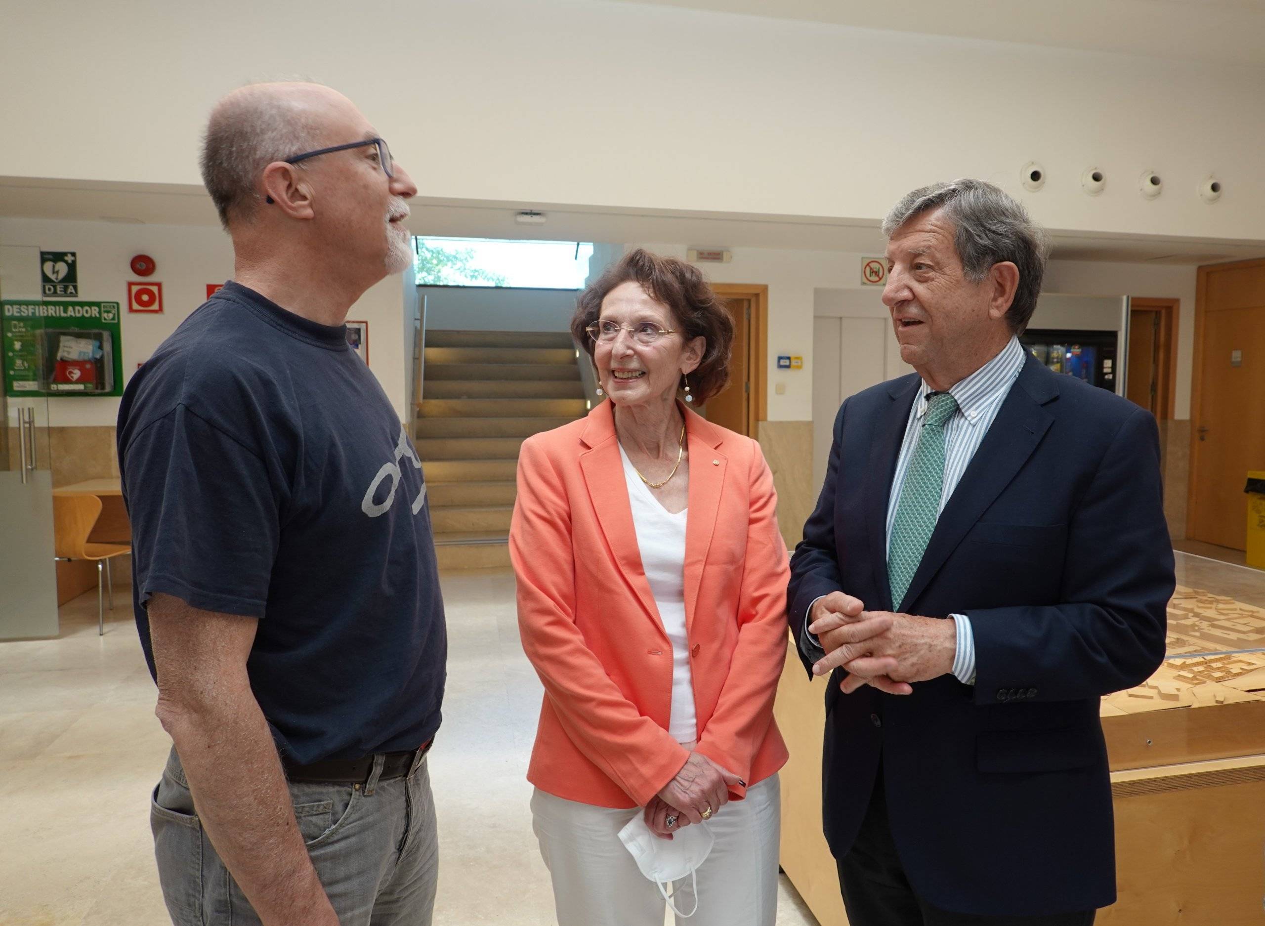 El alcalde, Luis Partida, junto a la delegación de Le Vésinet.