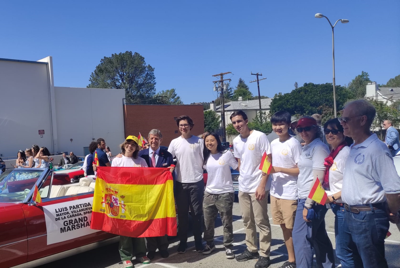 El alcalde, Luis Partida, momentos antes del tradicional desfile organizado en La Cañada Flintridge (EEUU).