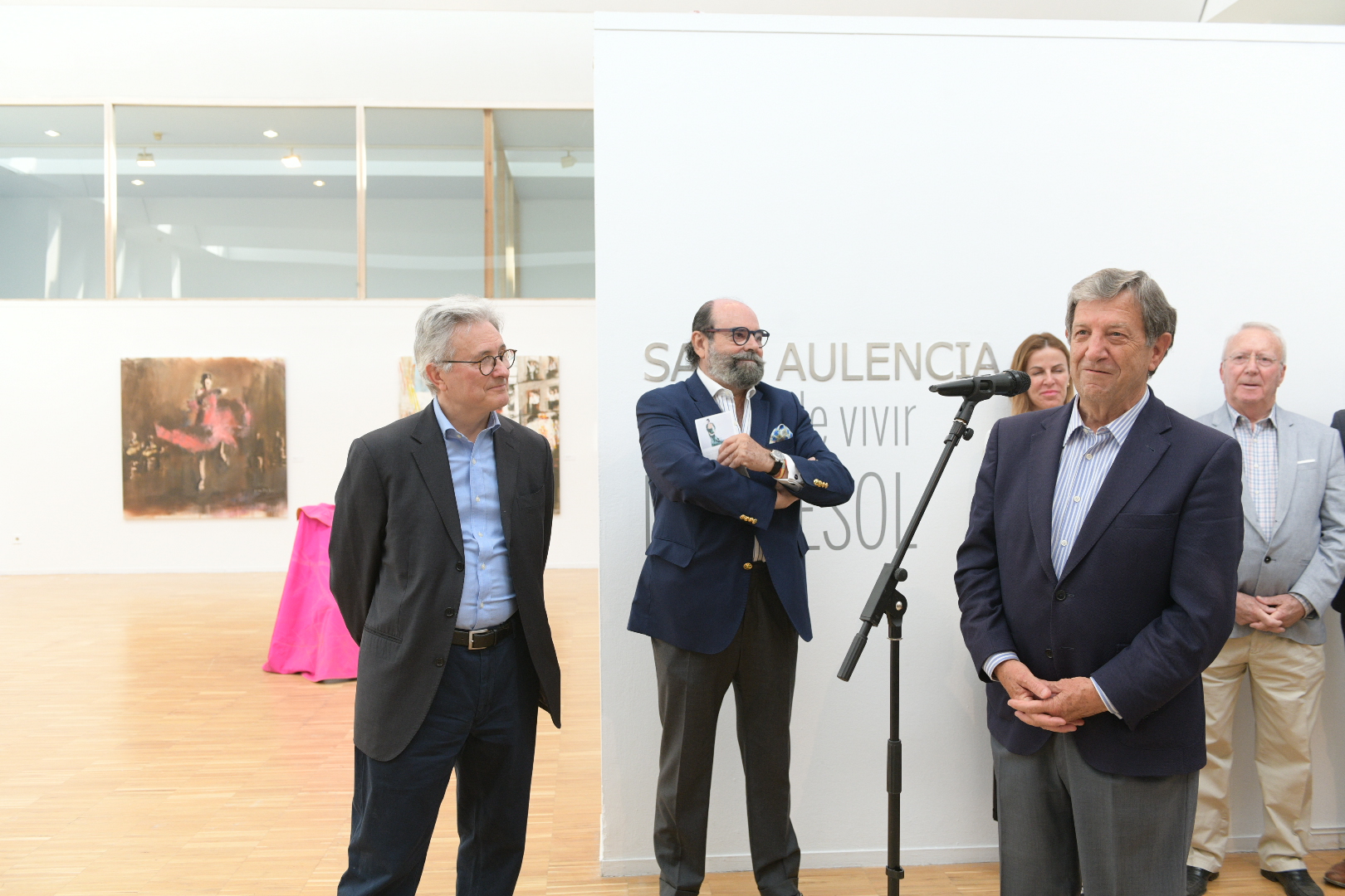 El alcalde, Luis Partida, concejales y el artista, Javier Montesol, en la inauguración de la exposición.