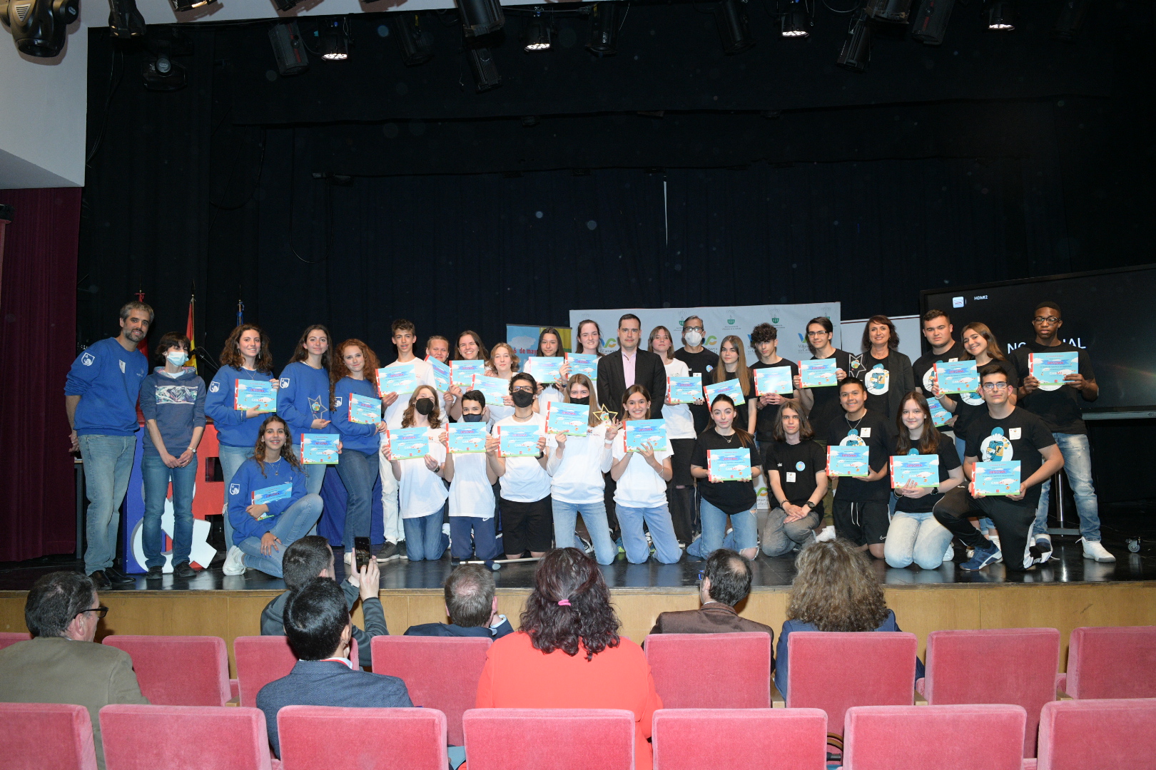 Integrantes de equipos galardonados posando con diploma.