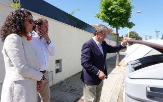 El alcalde, Luis Partida, viendo uno de los contenedores del proyecto piloto de recogida selectiva de materia orgánica.