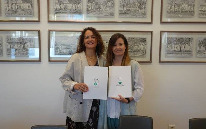 La concejala de Salud, Beatriz Peralta, y la vicepresidenta de la Asociación Española contra la Meningitis (AEM), Elena Moya, firmando el convenio.