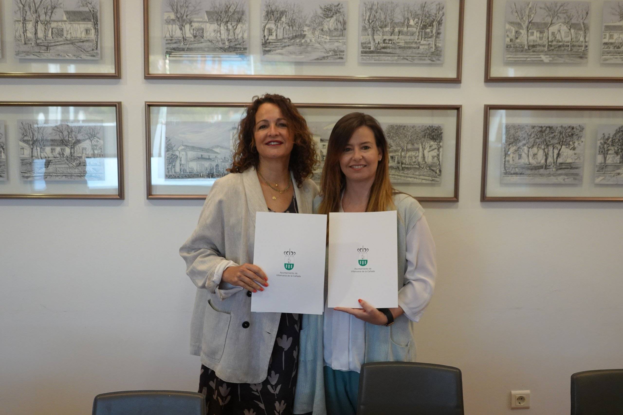 La concejala de Salud, Beatriz Peralta, y la vicepresidenta de la Asociación Española contra la Meningitis (AEM), Elena Moya, firmando el convenio.