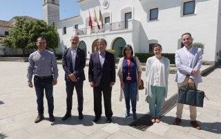 Imagen de las autoridades en el recibimiento a la delegación de Cruz Roja.