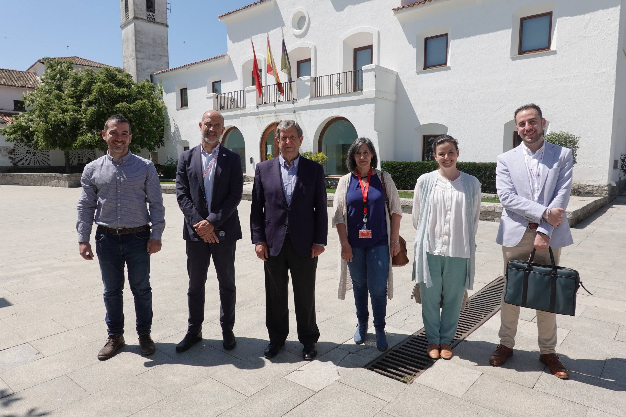 Imagen de las autoridades en el recibimiento a la delegación de Cruz Roja.