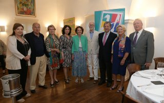 Foto de familia de autoridades locales junto a representantes de la ACH y Le Vésinet.