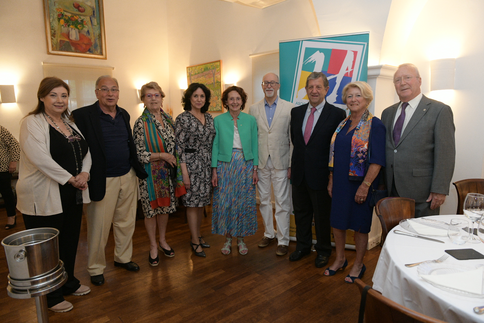 Foto de familia de autoridades locales junto a representantes de la ACH y Le Vésinet.