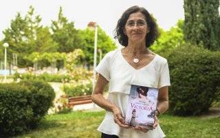 Imagen de la escritora local Begoña Blasco Laffón en la presentación de su novela "Victoria".