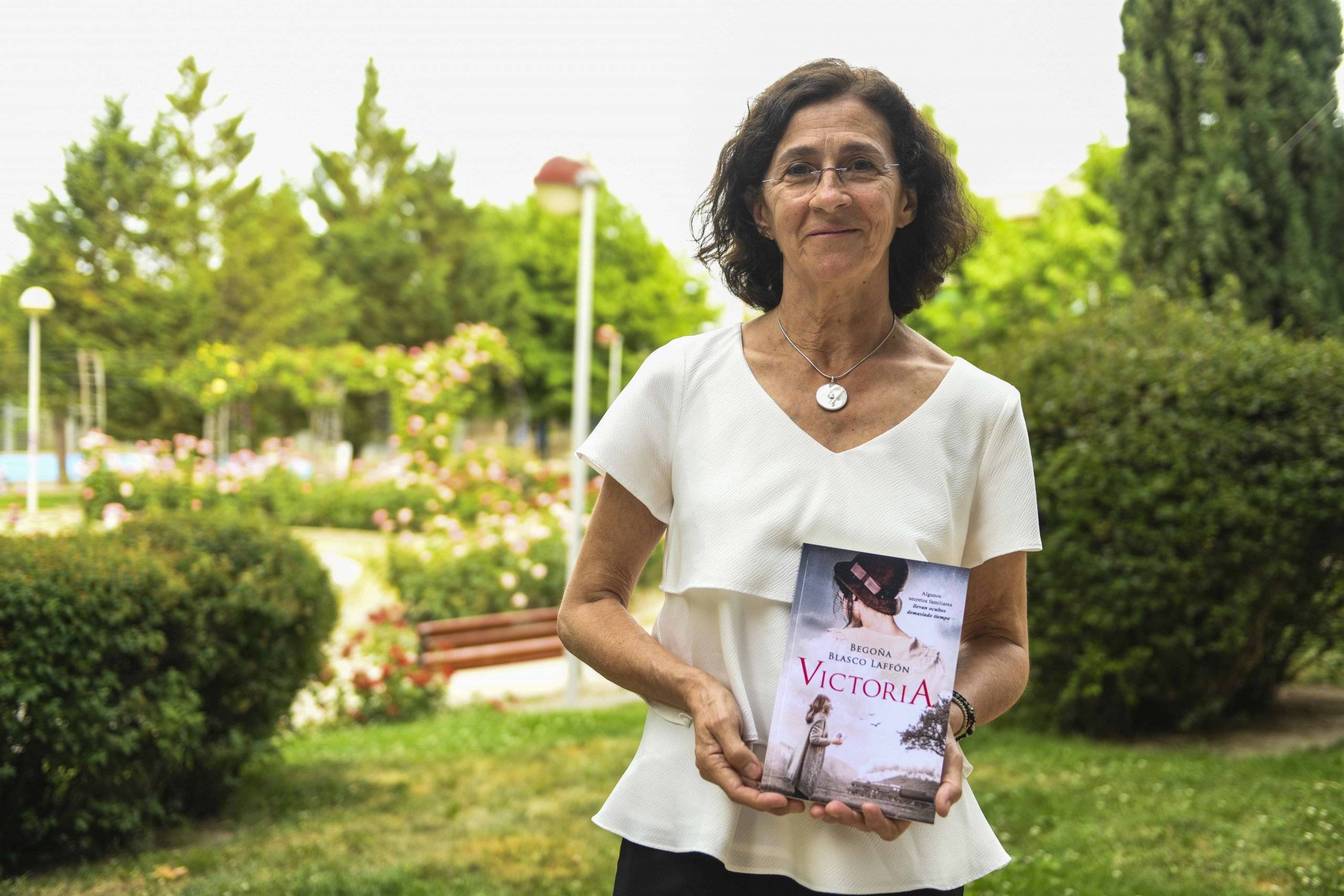 Imagen de la escritora local Begoña Blasco Laffón en la presentación de su novela "Victoria".
