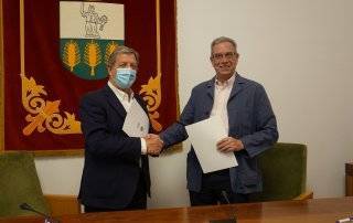 El alcalde, Luis Partida, con el presidente de AFAPRODIS, Manuel Castrillo.
