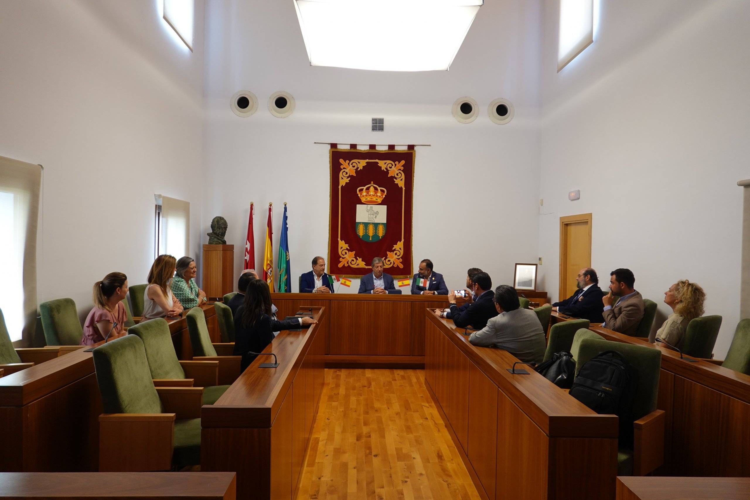 Recepción institucional en el Salón de Plenos.