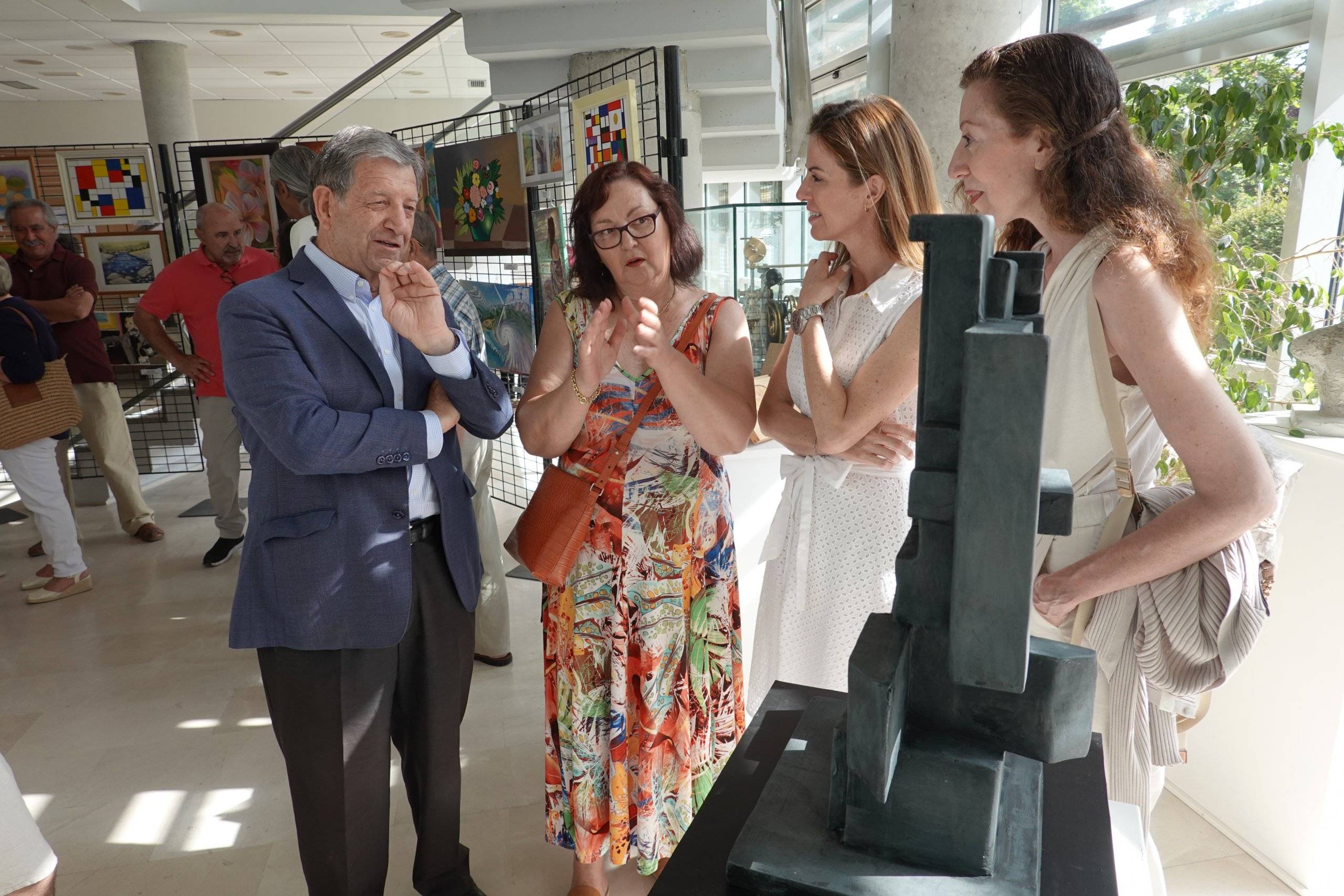 El alcalde y la concejala de Mayores, junto a la profesora y una alumna de las clases de artesanales.