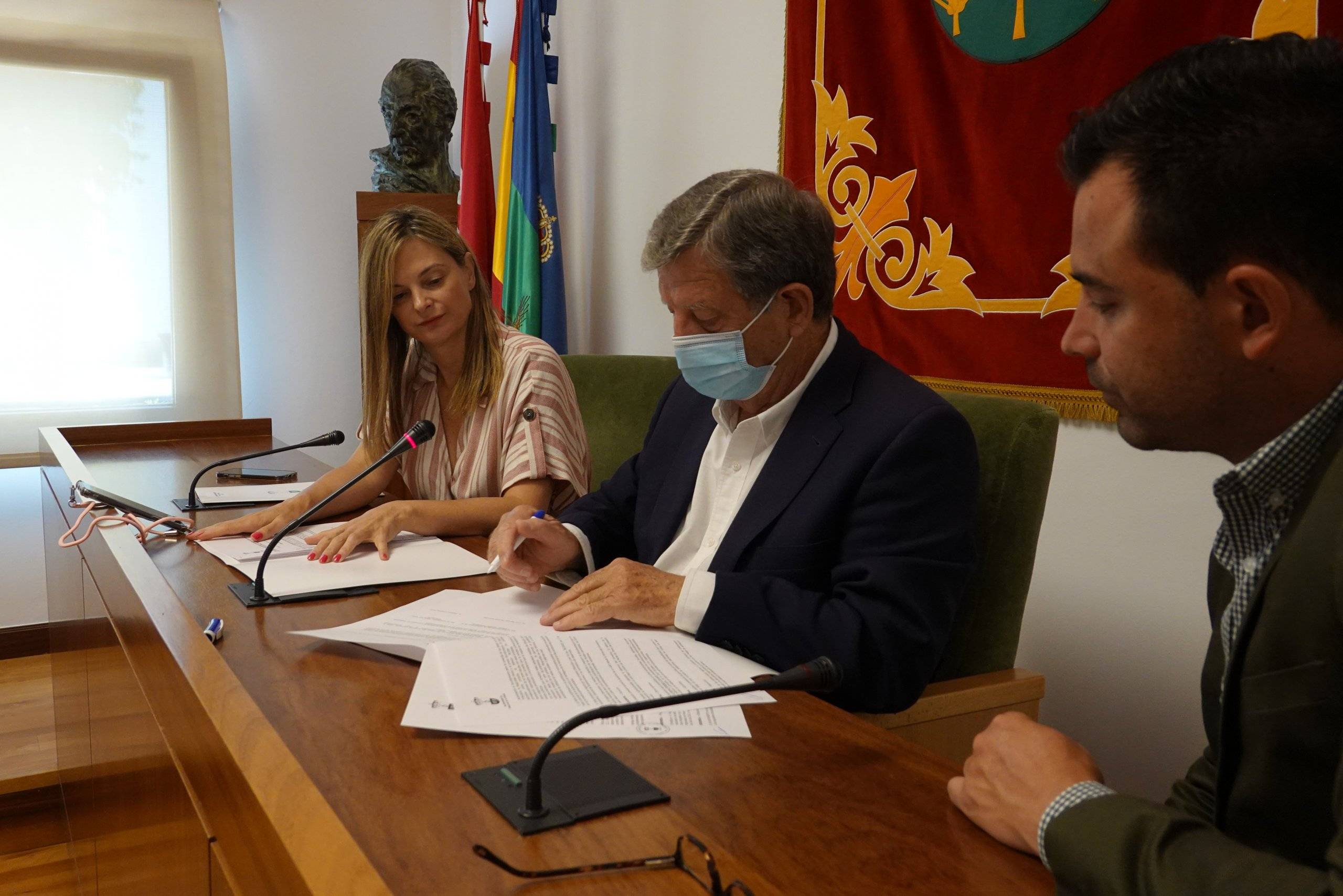 El alcalde, Luis Partida, junto a la concejala de Partición Ciudadana, Lucía Paniagua, y el concejal de Festejos, Ignacio González, en la firma de convenio.