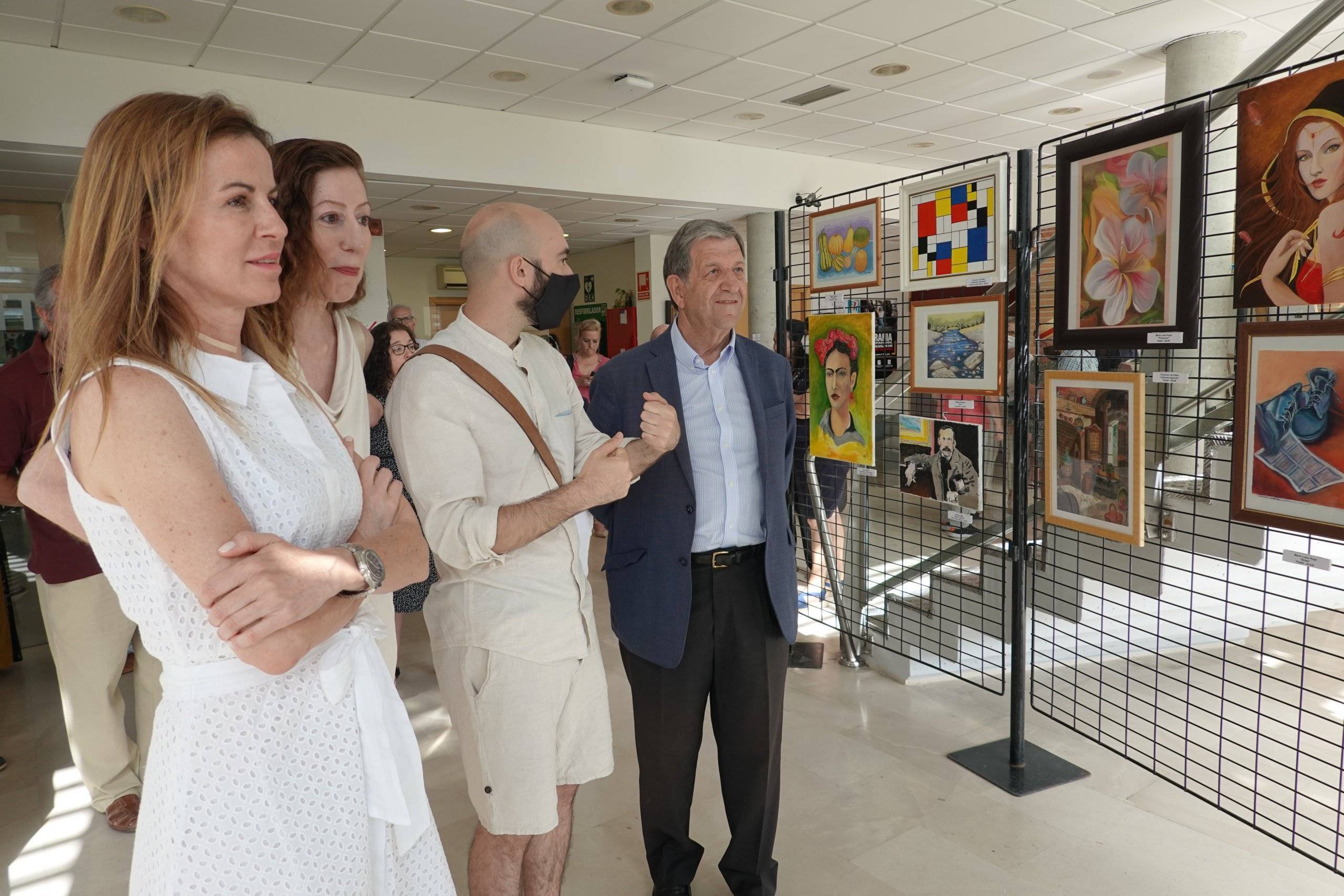 El alcalde y la concejala de Mayores visitando la exposición junto a los profesores de Pintura y Artesanales.