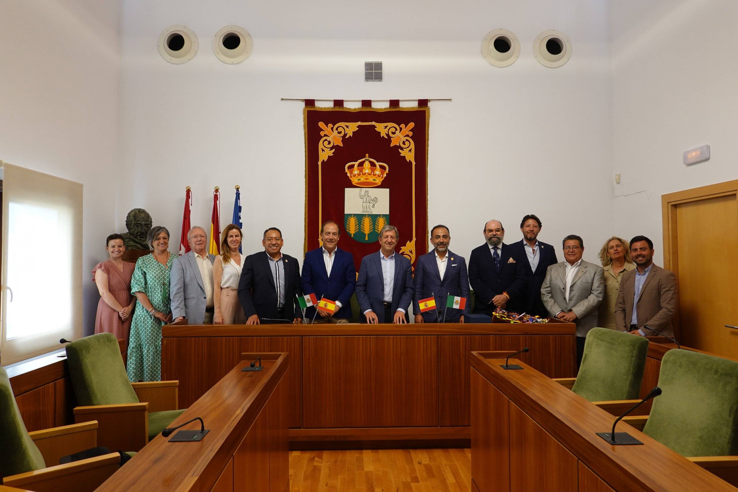 Foto de familia tras la recepción en el Salón de Plenos.