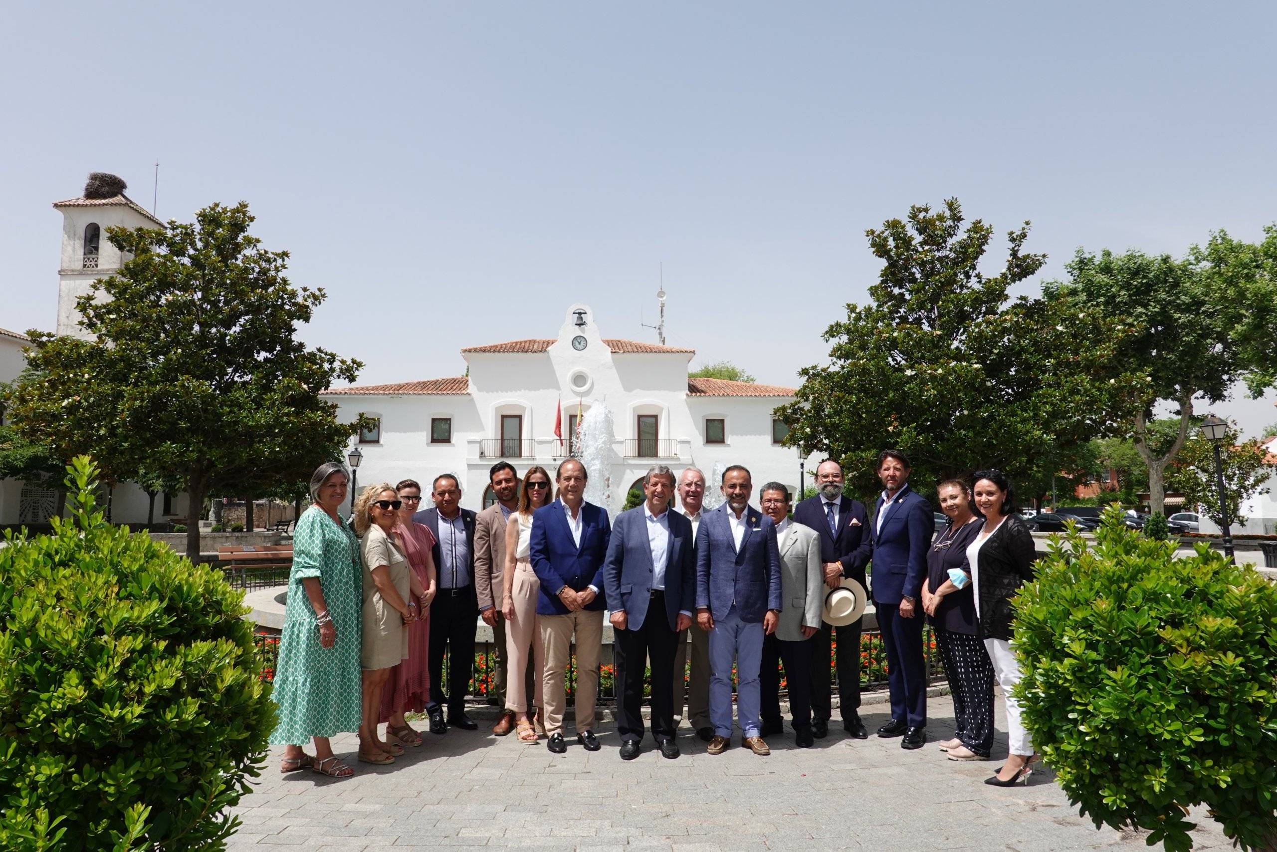 Los alcaldes de Villanueva de la Cañada y Metepec, concejales, miembros de la delegación mexicana y representantes de la ACH.