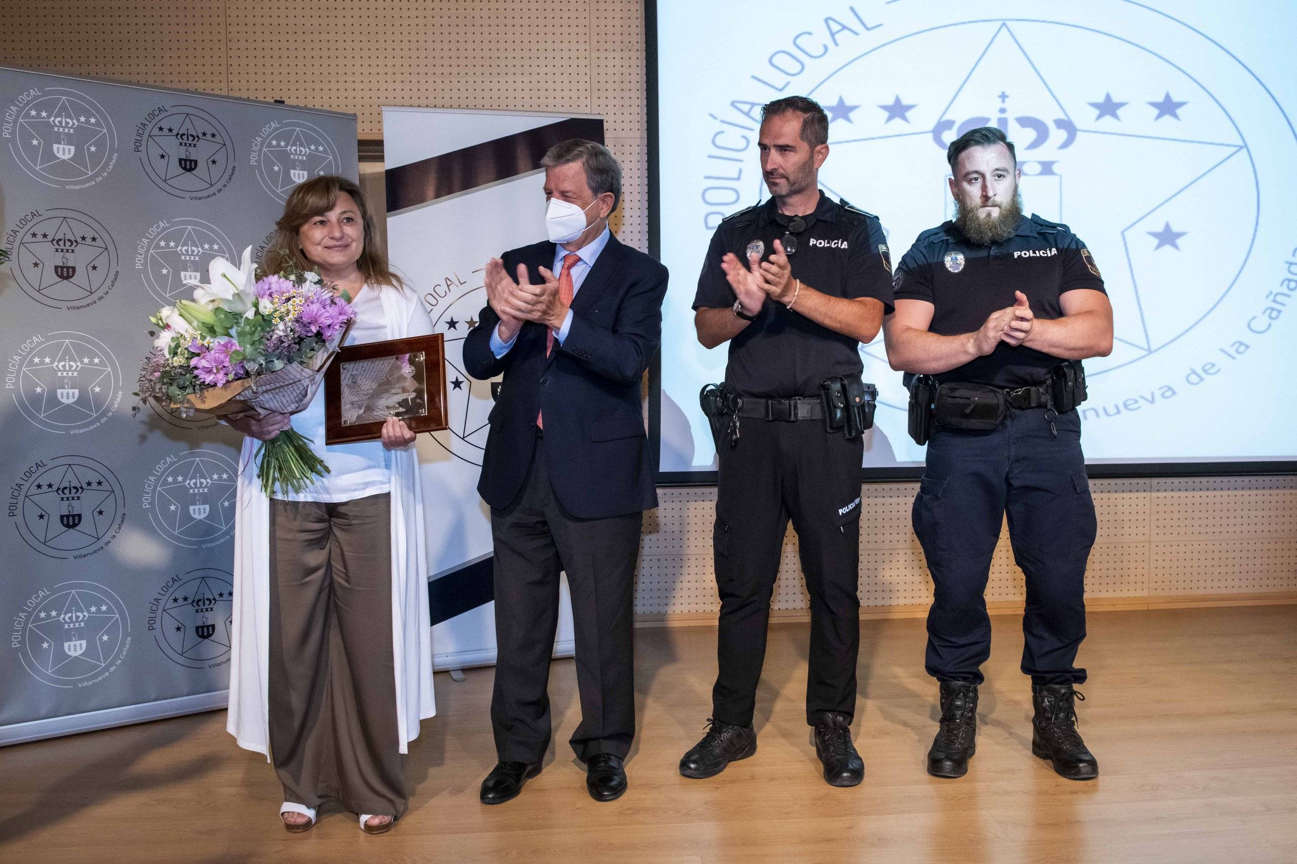 Entrega de la placa conmemorativa a Julia Tortosa, concejala de Seguridad de 2015 a 2021.