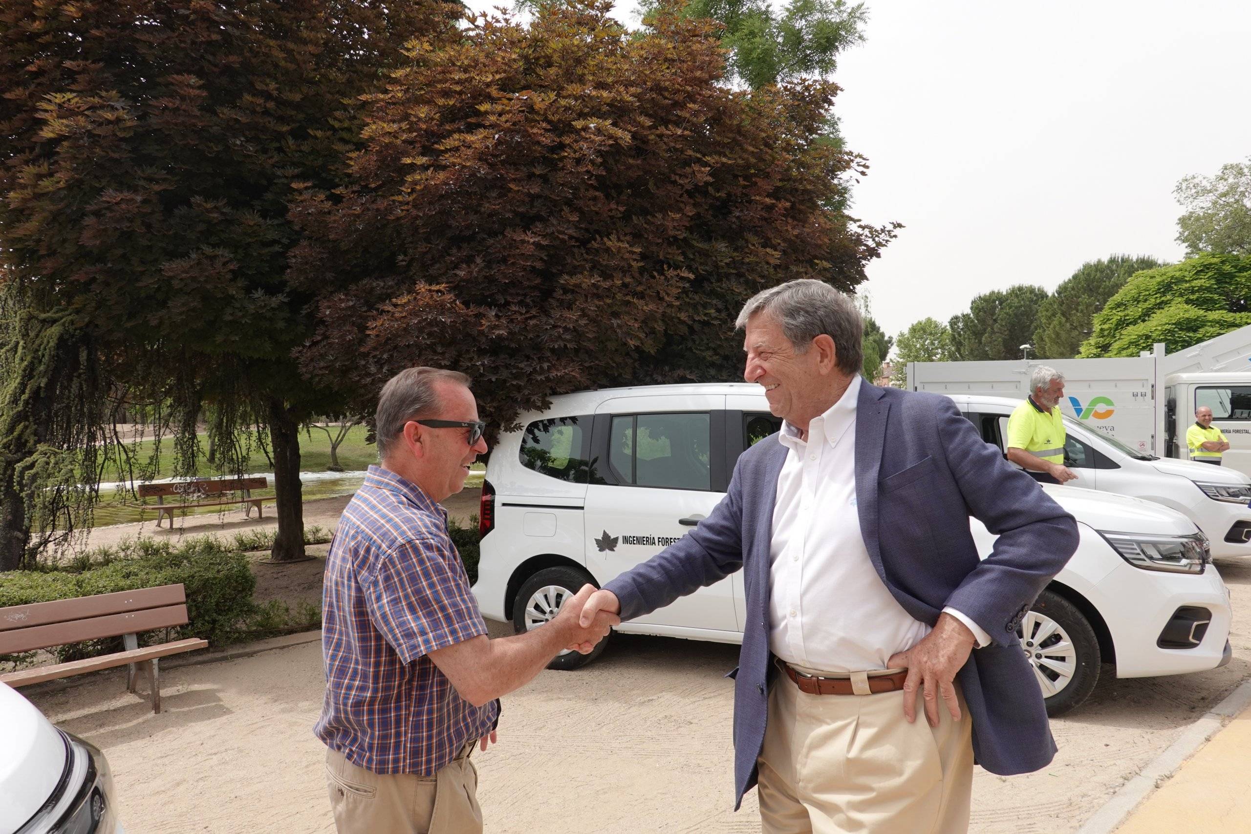 El alcalde, Luis Partida, saludando a los miembros de la plantilla.