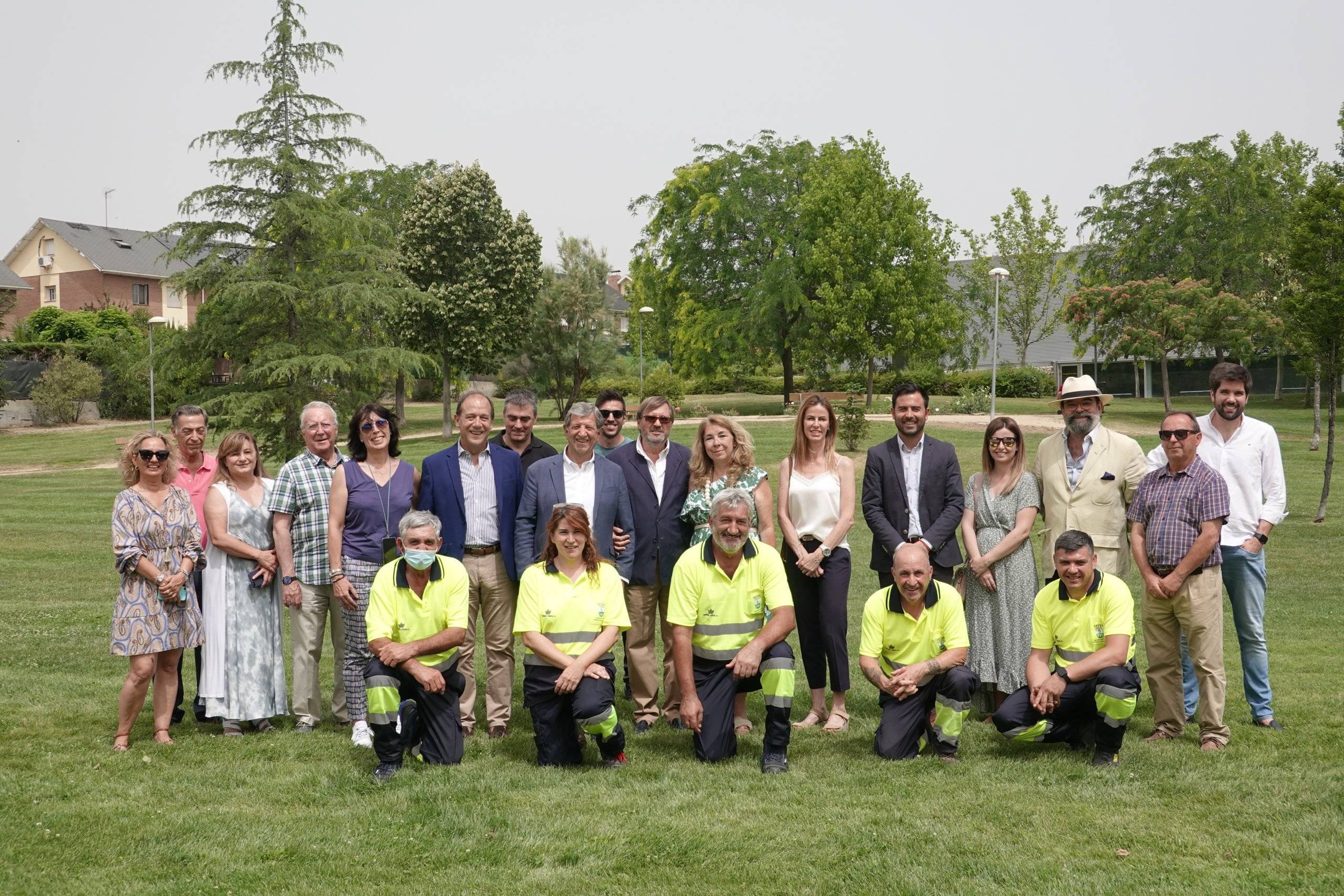 Autoridades locales, responsables de la empresa y trabajadores.