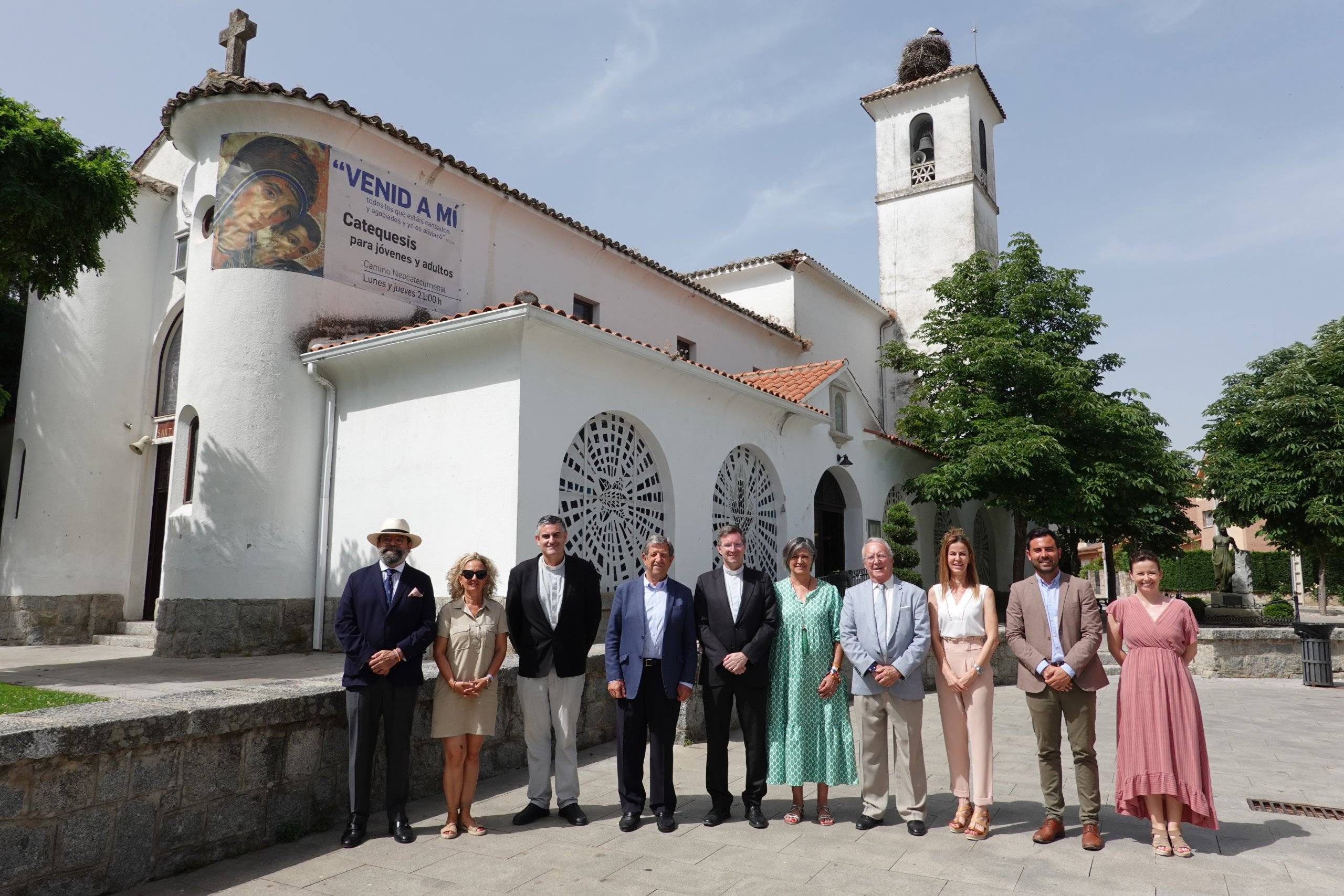 Alcalde y concejales junto al vicario de la Diócesis de Getafe y el párroco de la Iglesia Santiago Apóstol.