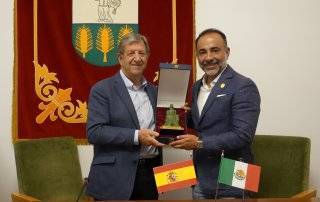 El alcalde, Luis Partida, entregando una reproducción de La Despernada al alcalde de Metepec, Fernando Gustavo Flores Fernández.