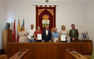 Foto de familia de la firma de convenio de colaboración con las peñas.