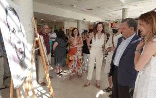 El alcalde y la concejala de Mayores visitando la exposición.