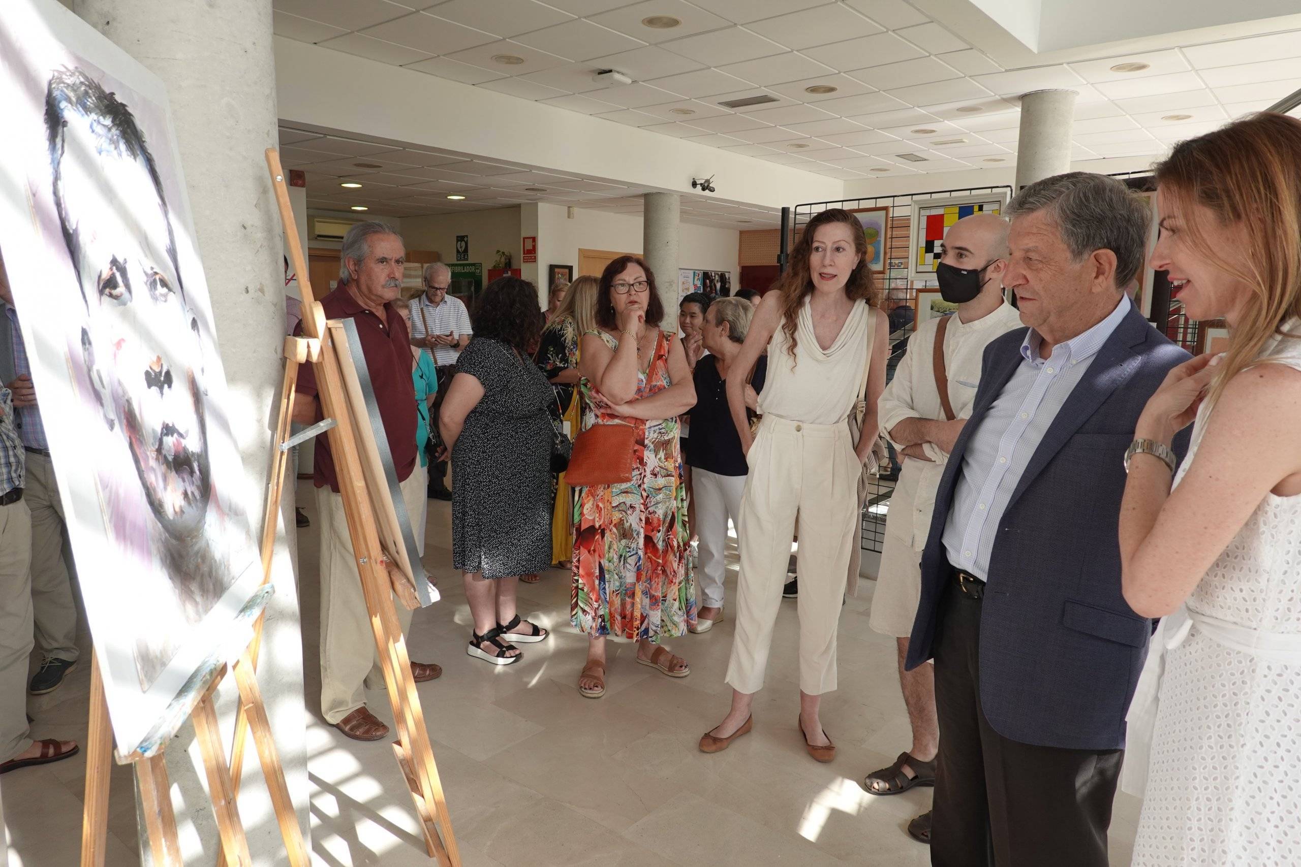 El alcalde y la concejala de Mayores visitando la exposición.