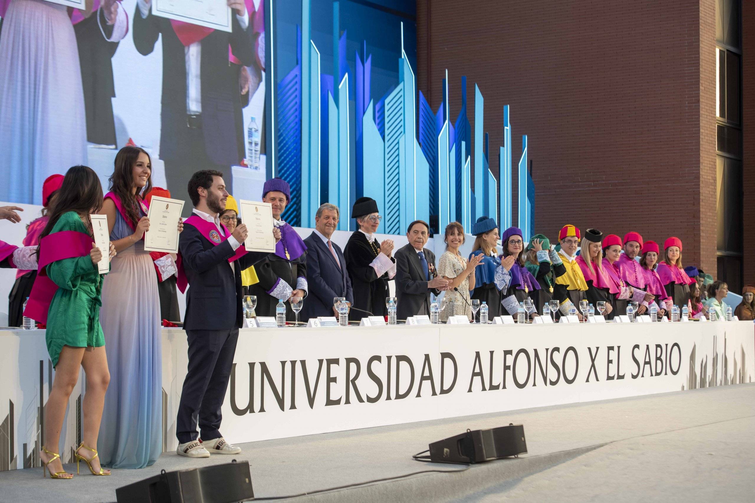 El alcalde, Luis Partida, en la mesa presidencial del acto de graduación de la UAX.