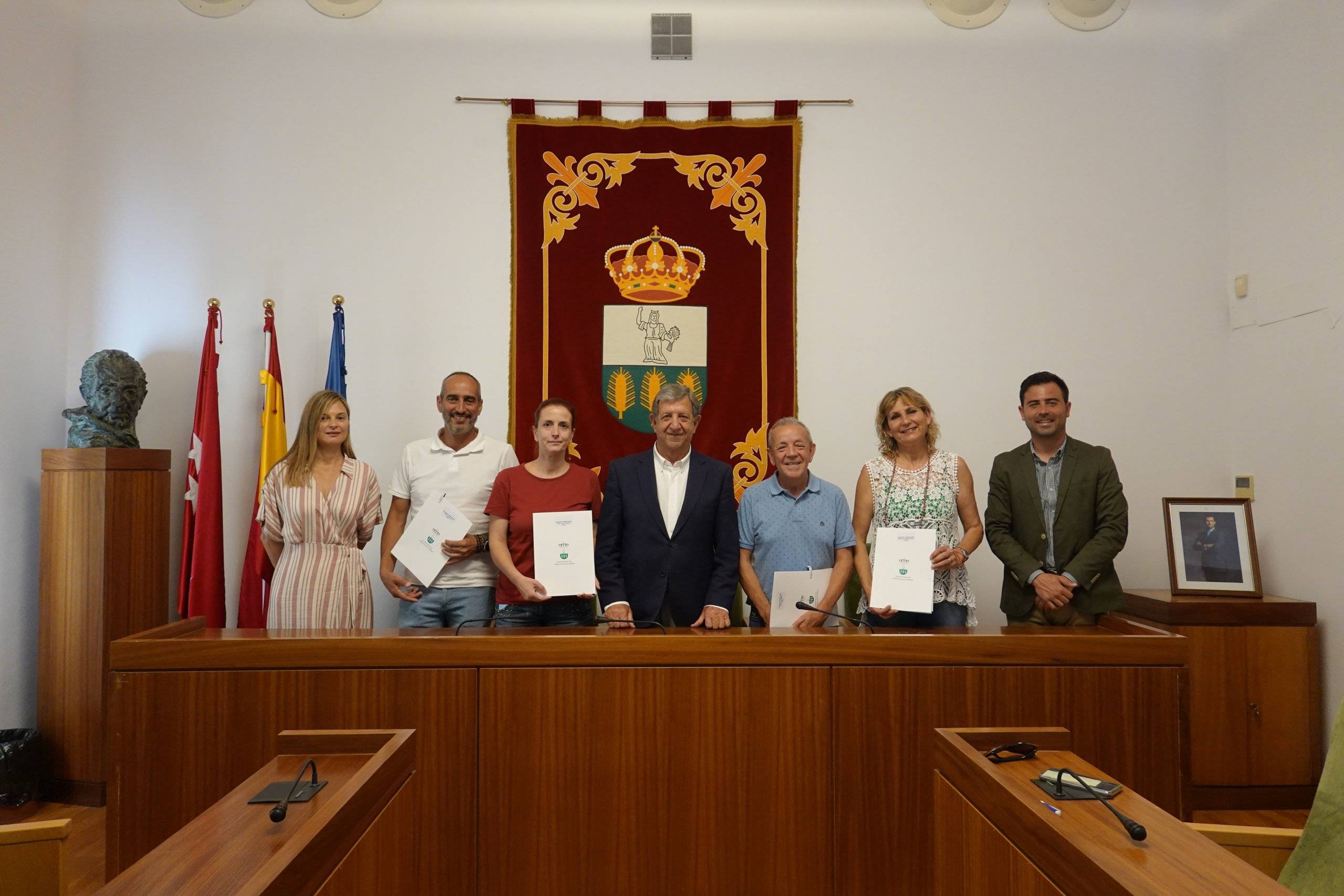 Foto de familia de la firma de convenio de colaboración con las peñas.