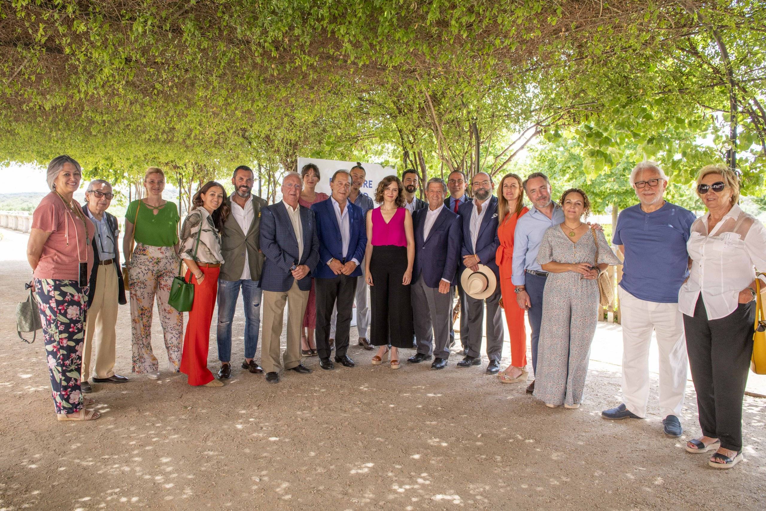 Foto de familia de la presentación de Madrid, de pueblo a pueblo.