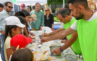 El teniente de alcalde, Enrique Serrano, y concejales, en los talleres del Día del Medio Ambiente.