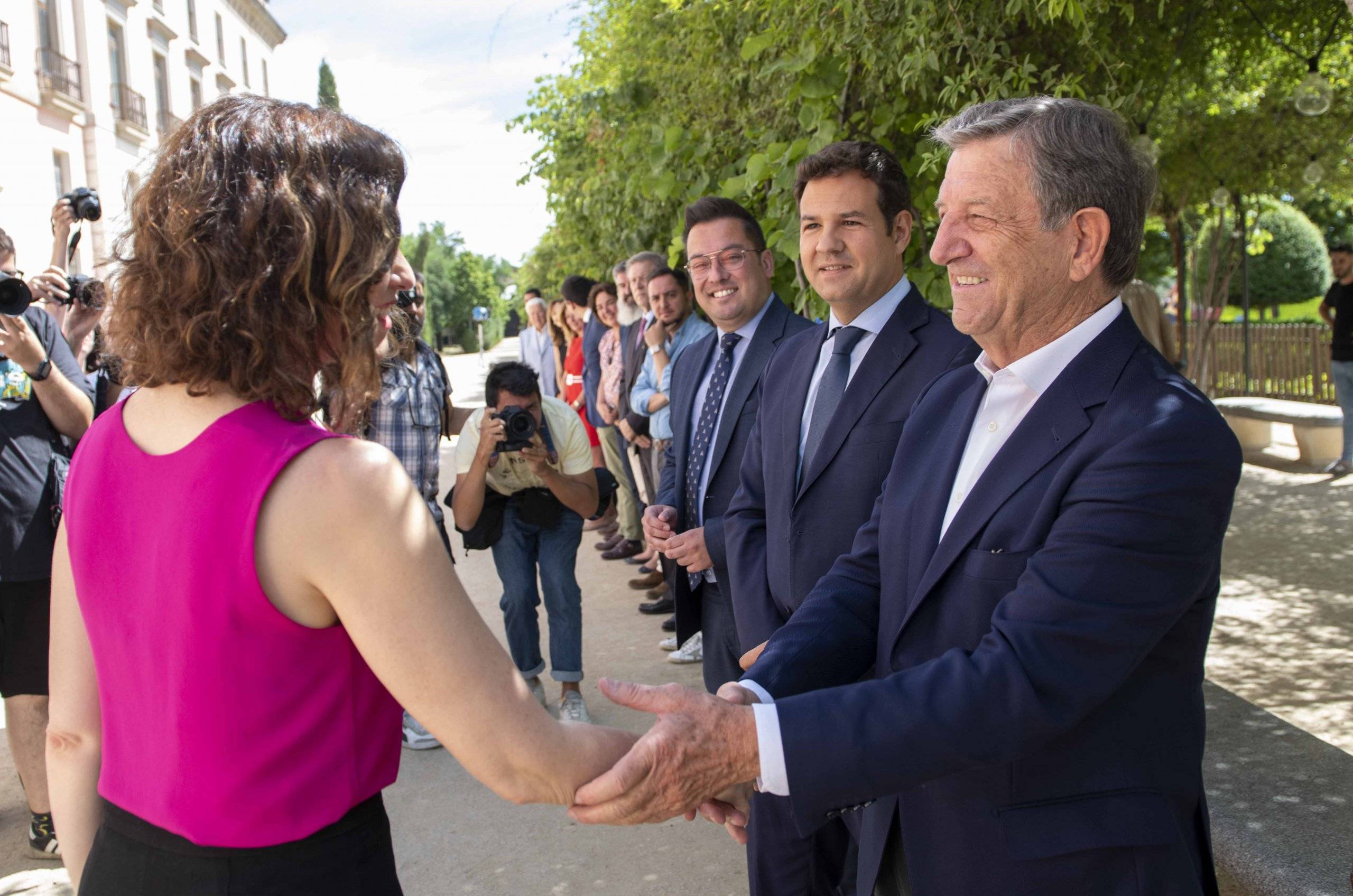 El alcalde, Luis Partida, saludando a la presidenta de la Comunidad de Madrid, Isabel Díaz Ayuso.
