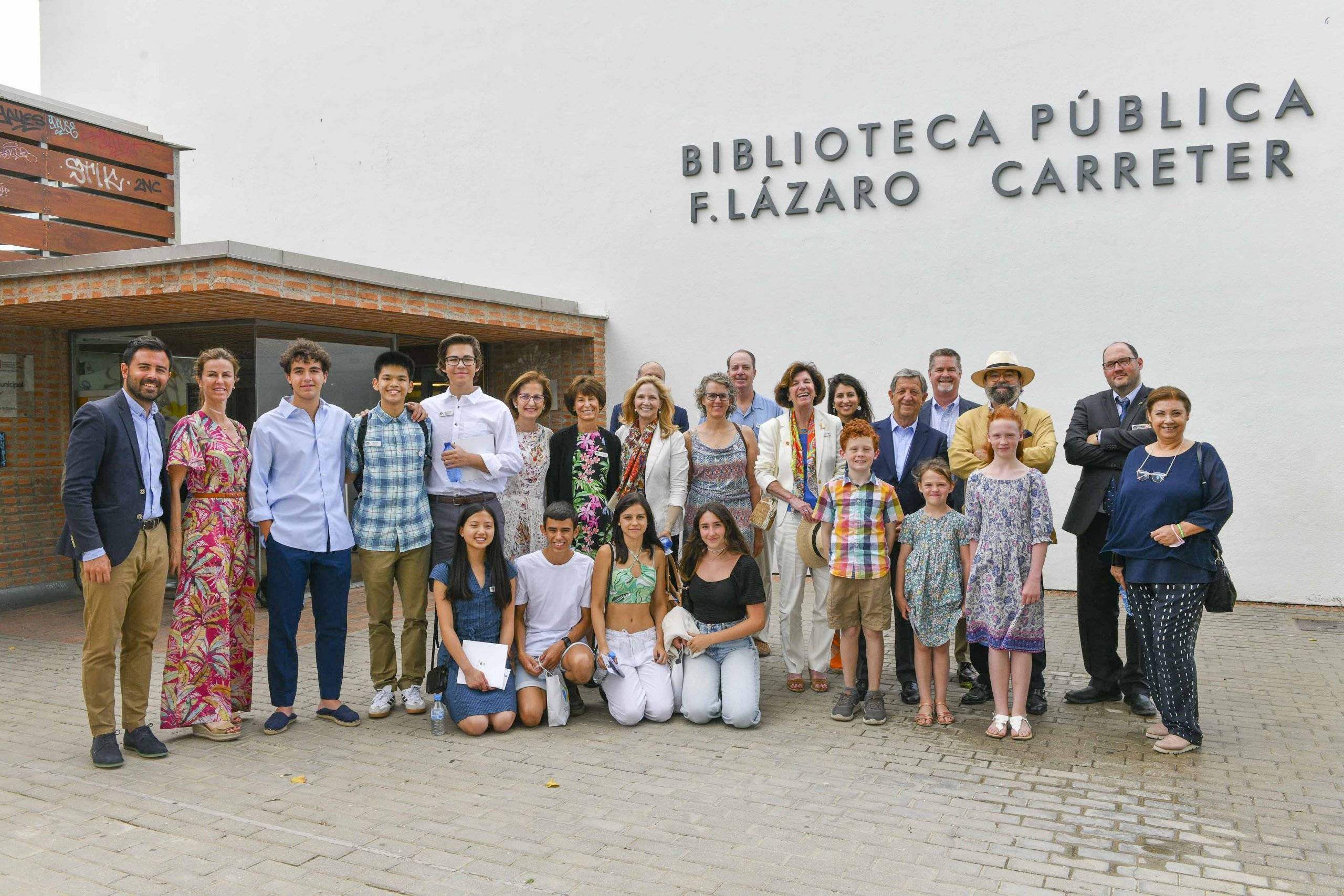 Foto de familia de la visita a la Biblioteca Municipal F. Lázaro Carreter.