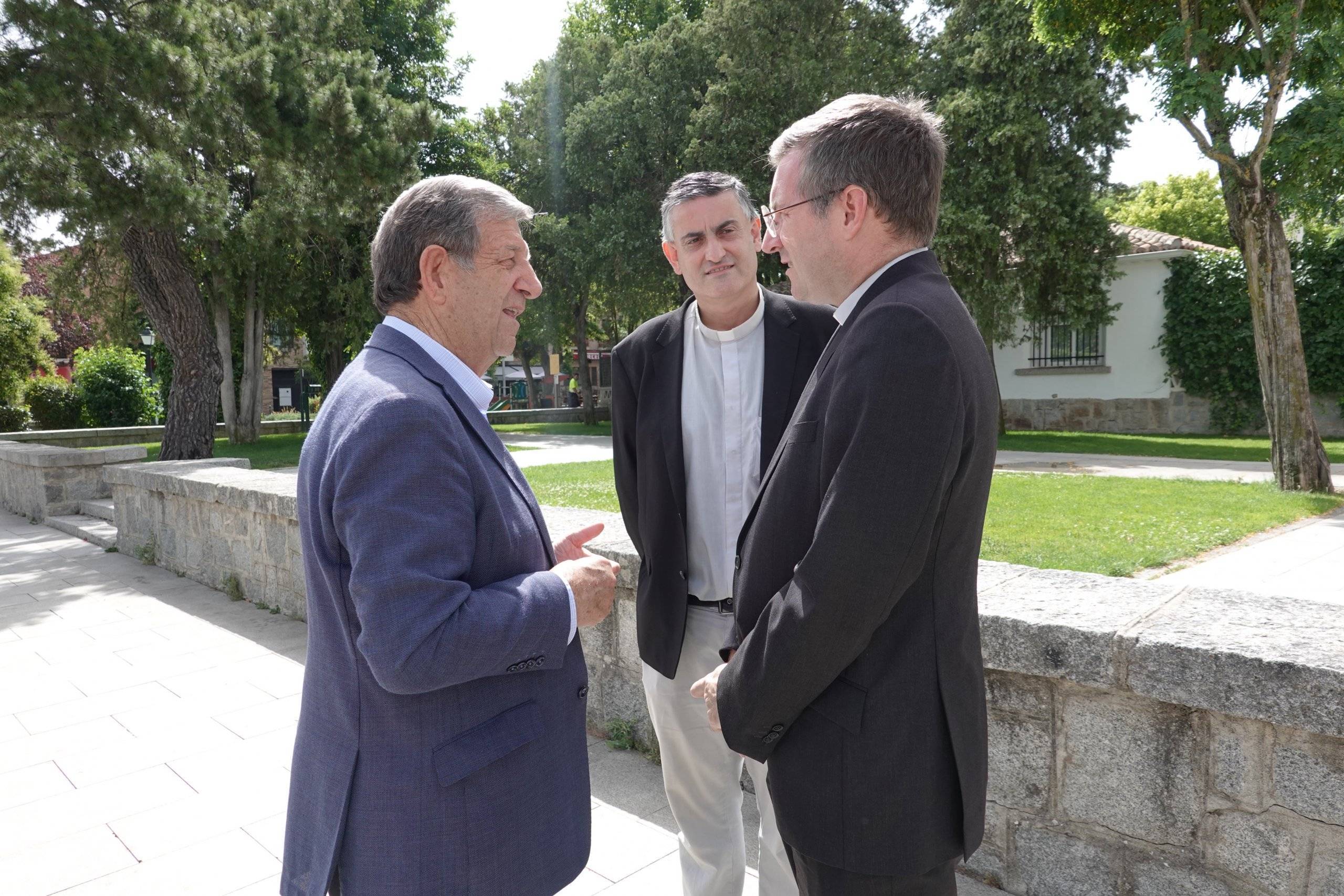 El alcalde junto con el vicario de la Diócesis de Getafe, Francisco Javier Mairata de Anduiza, y el párroco de la Iglesia Santiago Apóstol, Álvaro Gómez.