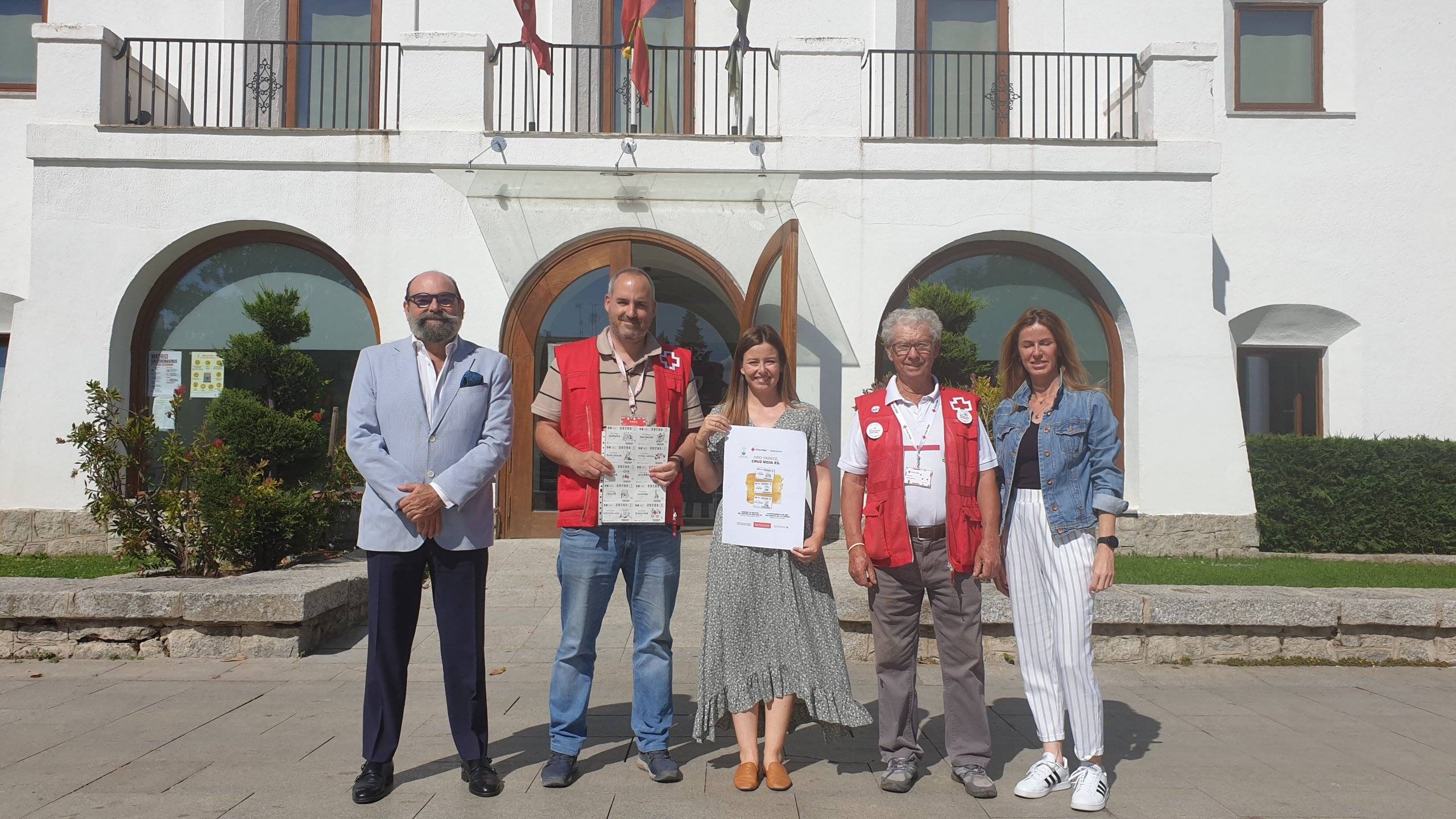 Acto de entrega de boletos por parte de una representación de Cruz Roja.