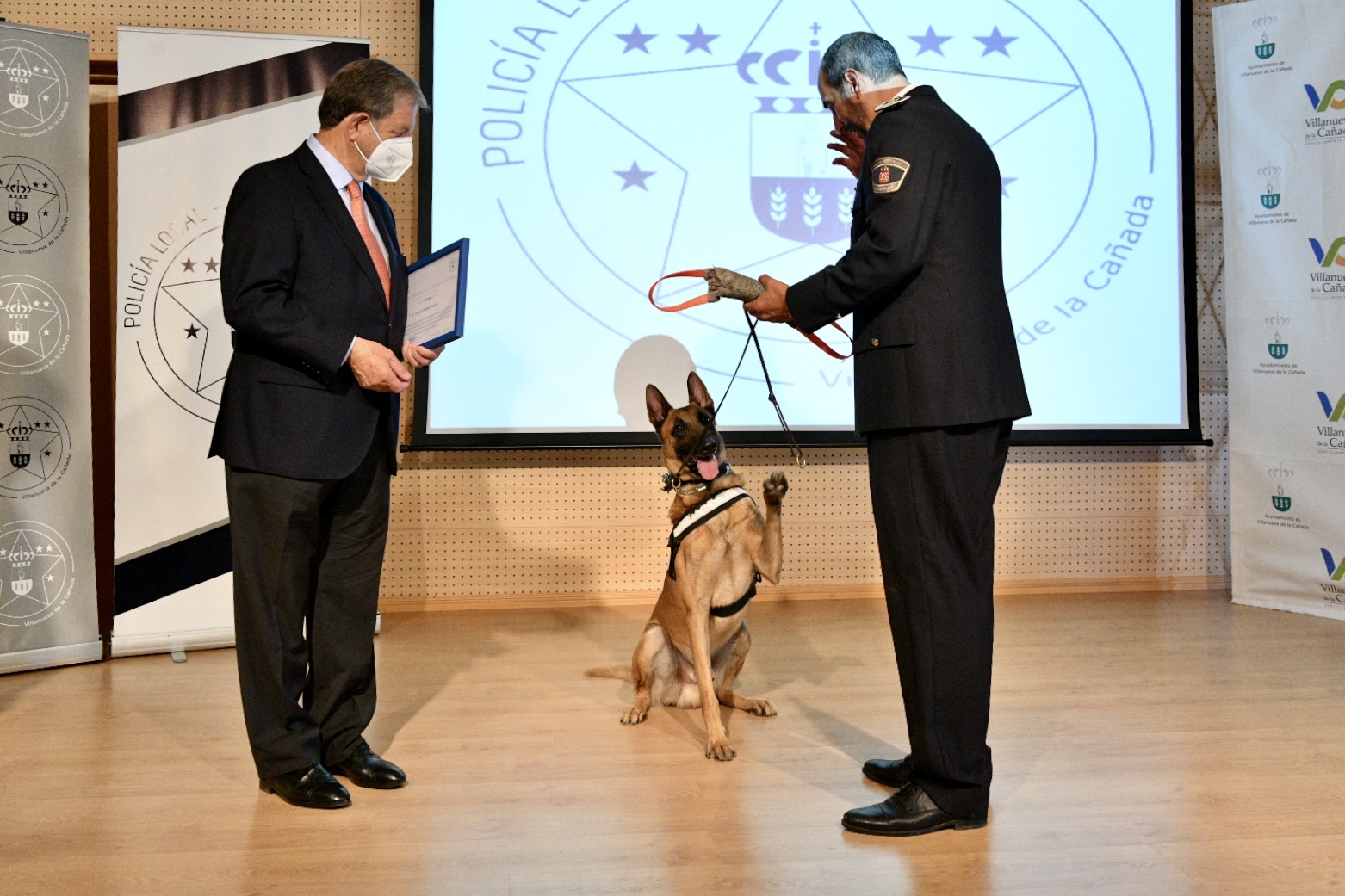 Entrega de diploma a la Unidad Canina.