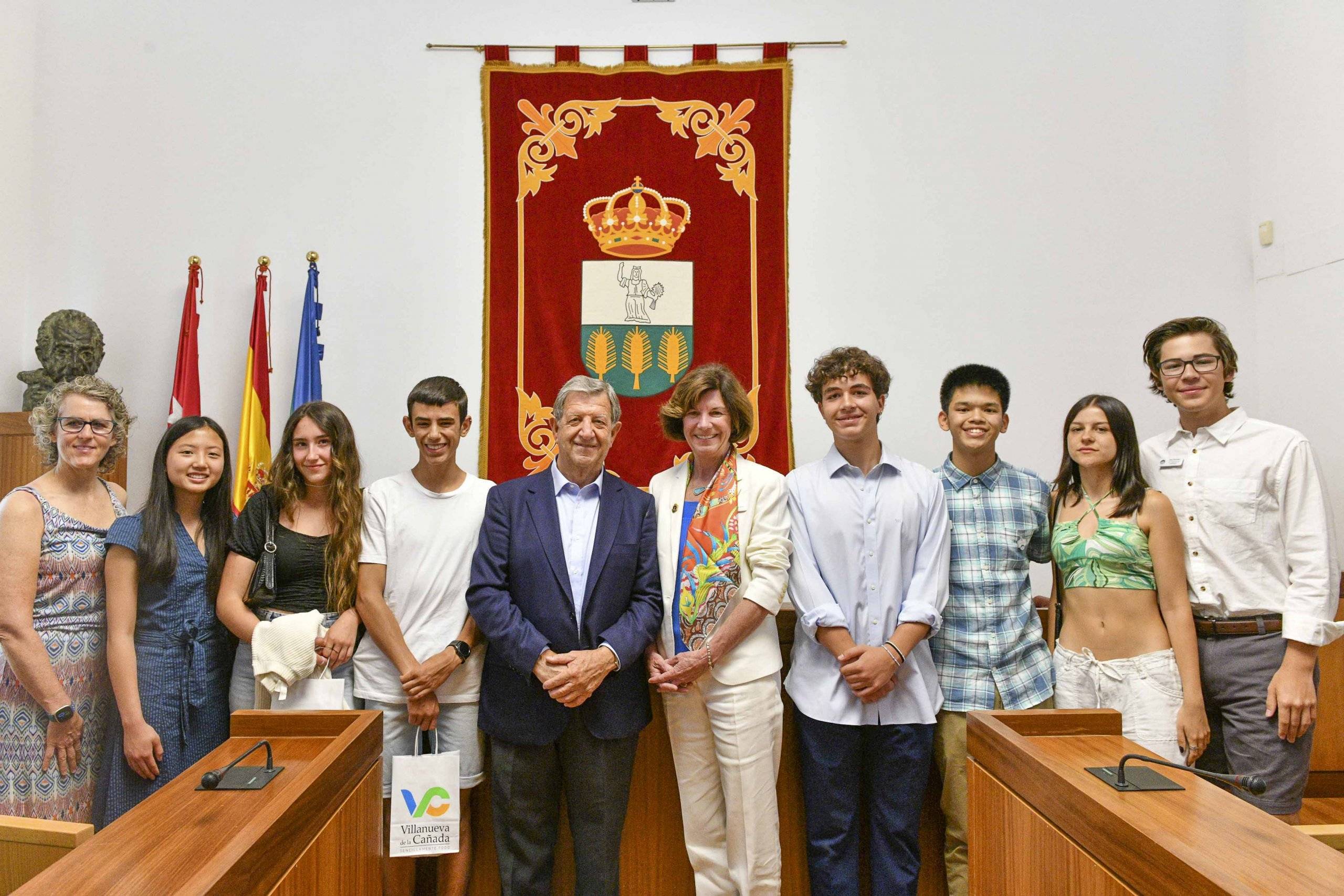 Foto de familia de los alcaldes y una representación de alumnos de la Space Academy.