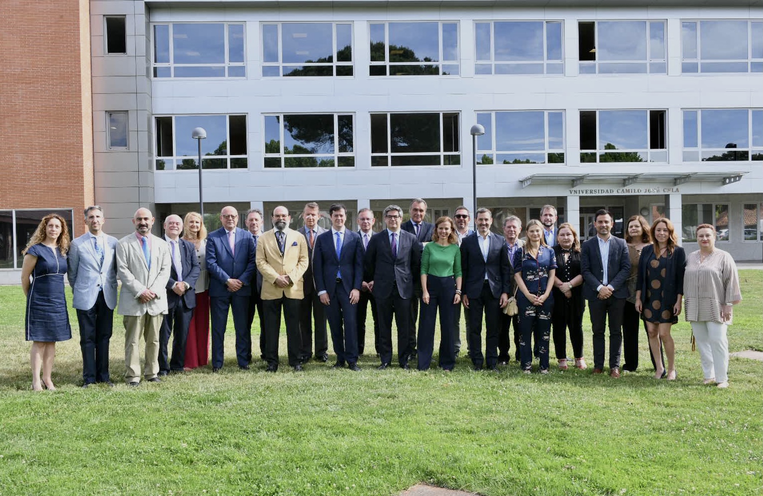 Foto de familia de autoridades y asistentes al acto que ha tenido lugar en la Universidad Camilo José Cela.