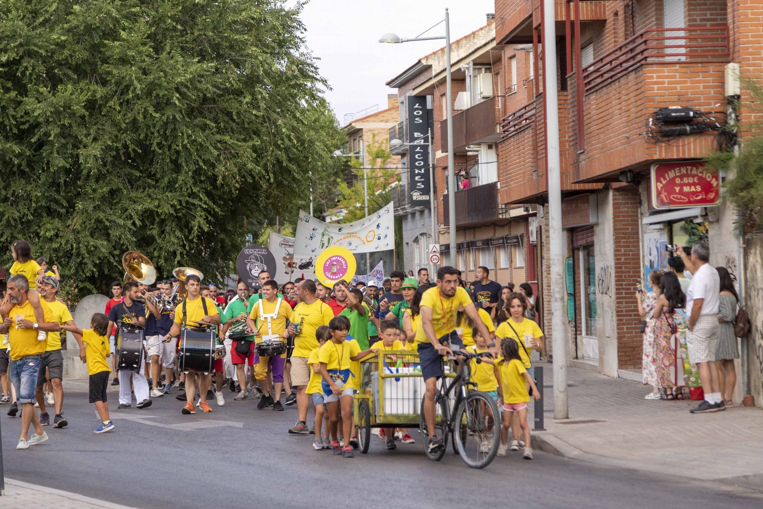 Desfile de peñas de Los Tuuusos.