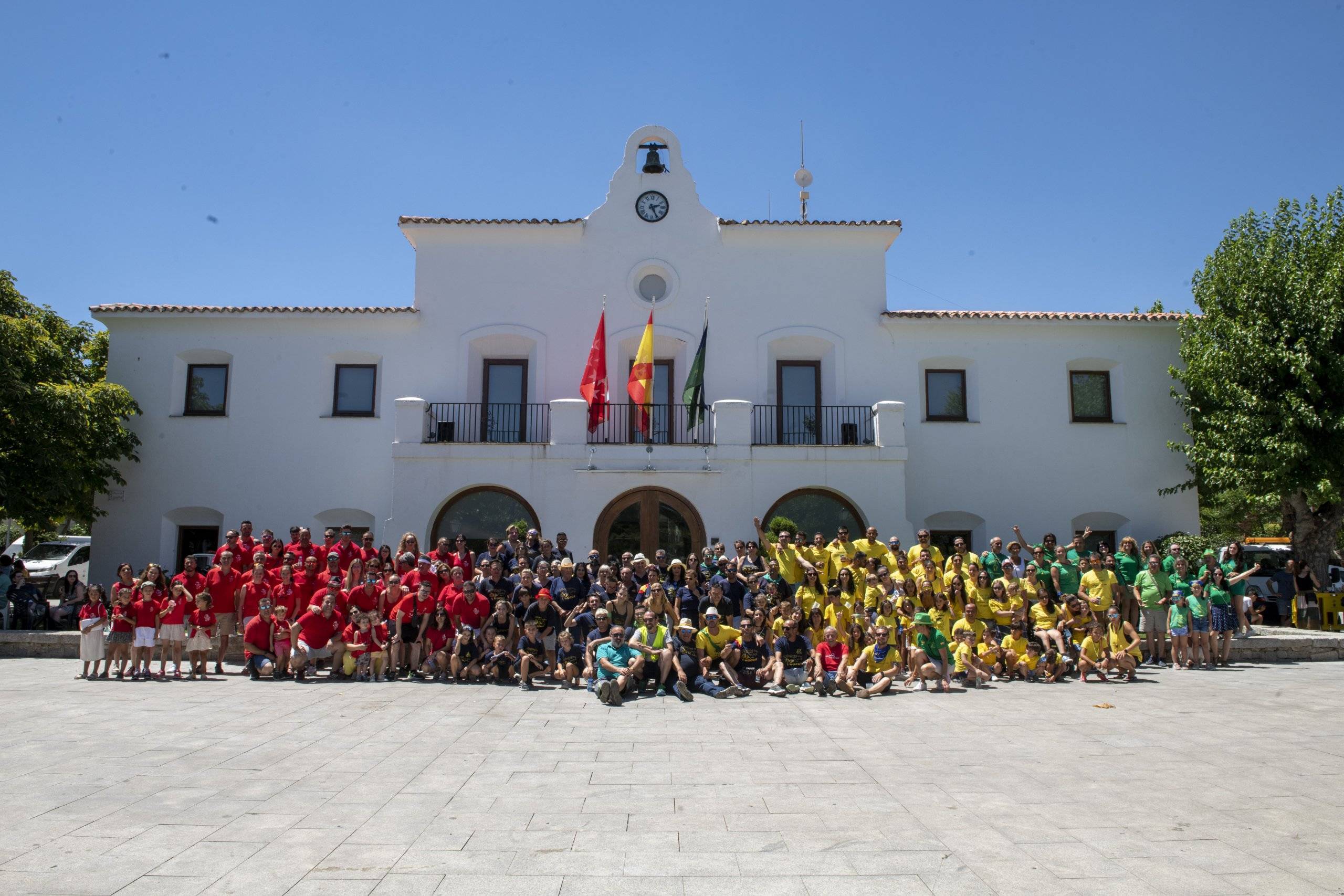 Imagen de las peñas delante del Ayuntamiento.