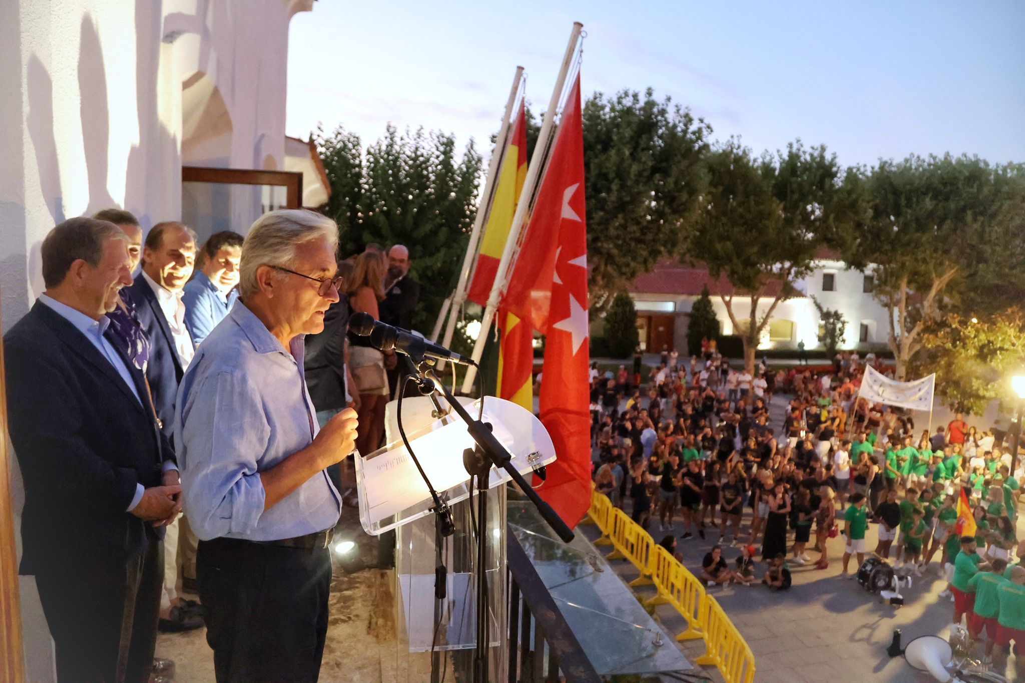 El pintor y vecino, Javier Montesol, junto al alcalde y autoridades, dando el pregón.