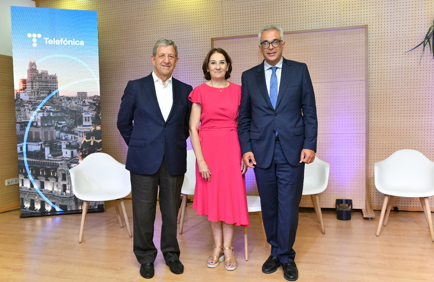 El alcalde, el consejero y la directora de Territorio Centro de Telefónica España.