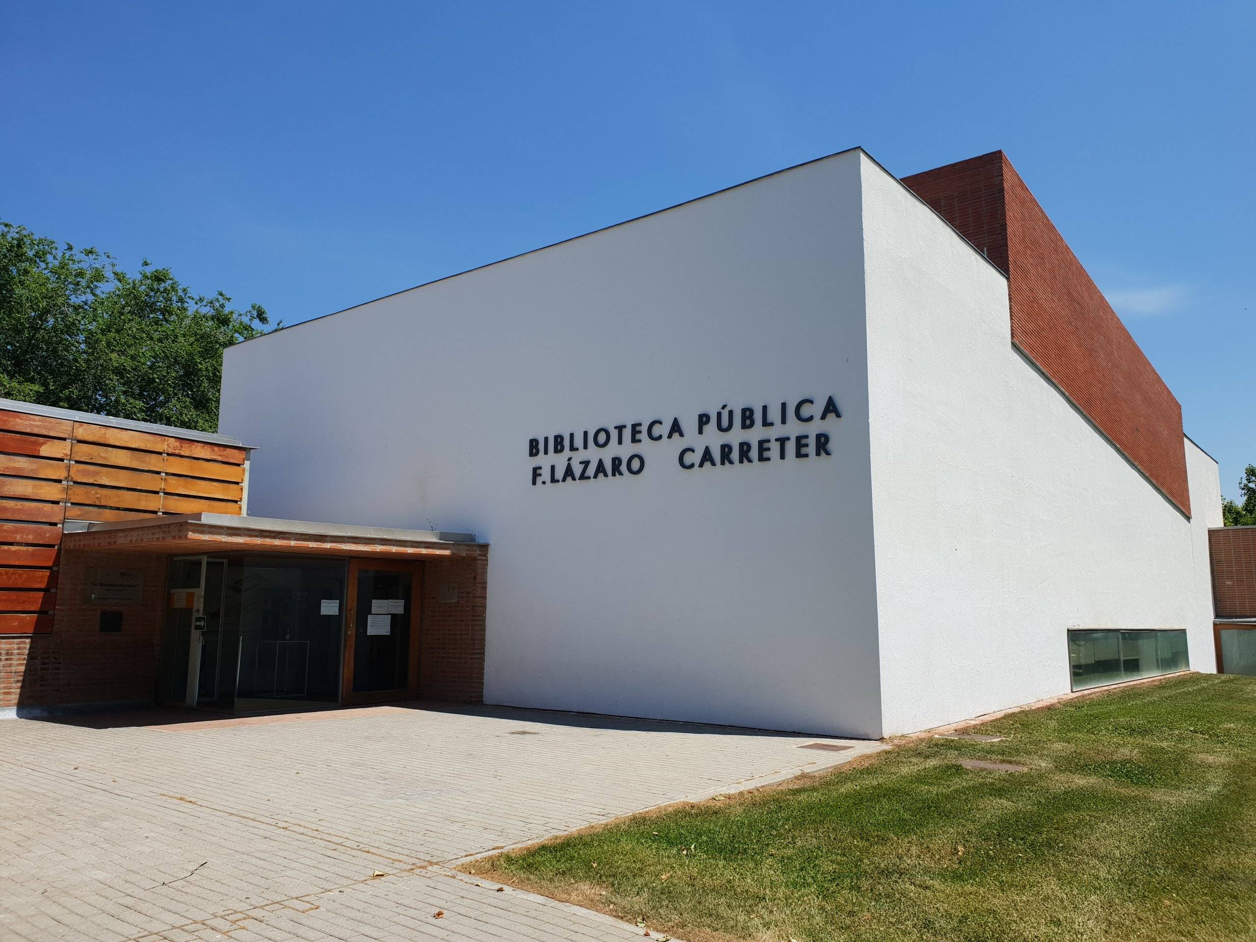 Biblioteca Municipal F. Lázaro Carreter.