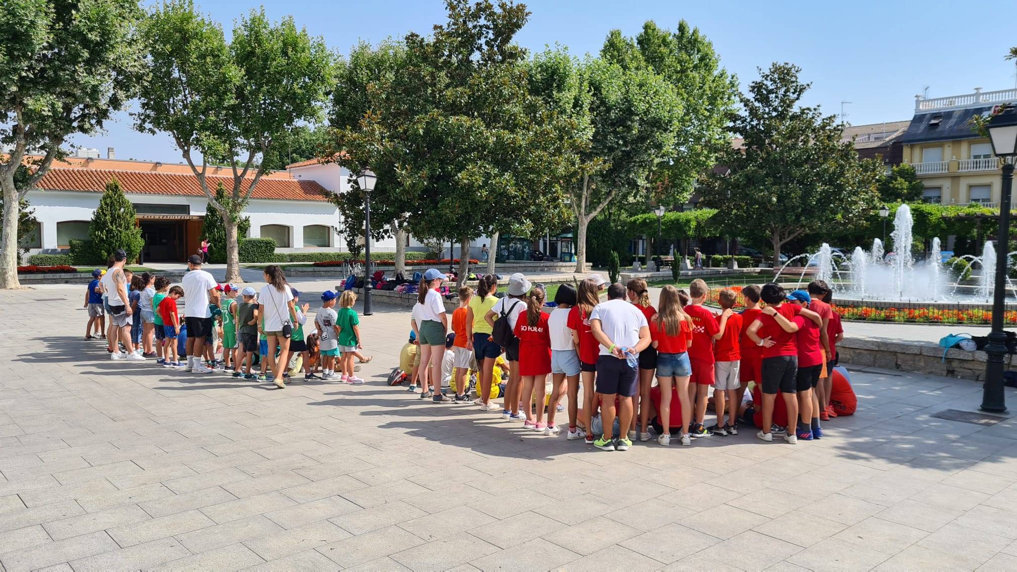Participantes en el Minicampus de verano durante un juego en la plaza de España.