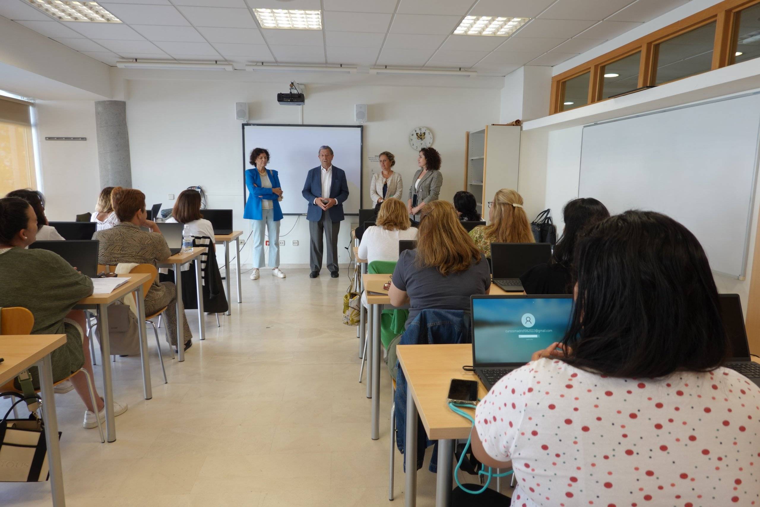 Imagen de la inauguración del curso de digitalización para mujeres.