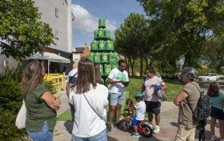 Educadores ambientales proporcionando información sobre el reciclado.