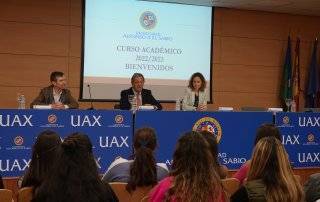 El alcalde, Luis Partida, en la mesa presidencial del acto de bienvenida a los becados.